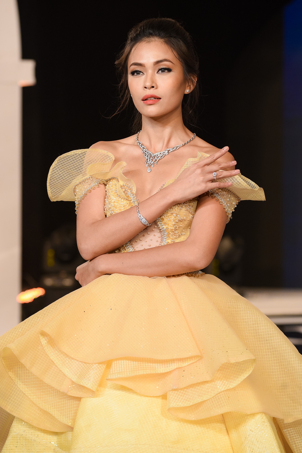 Mau Thuy dien vay cuoi anh 1