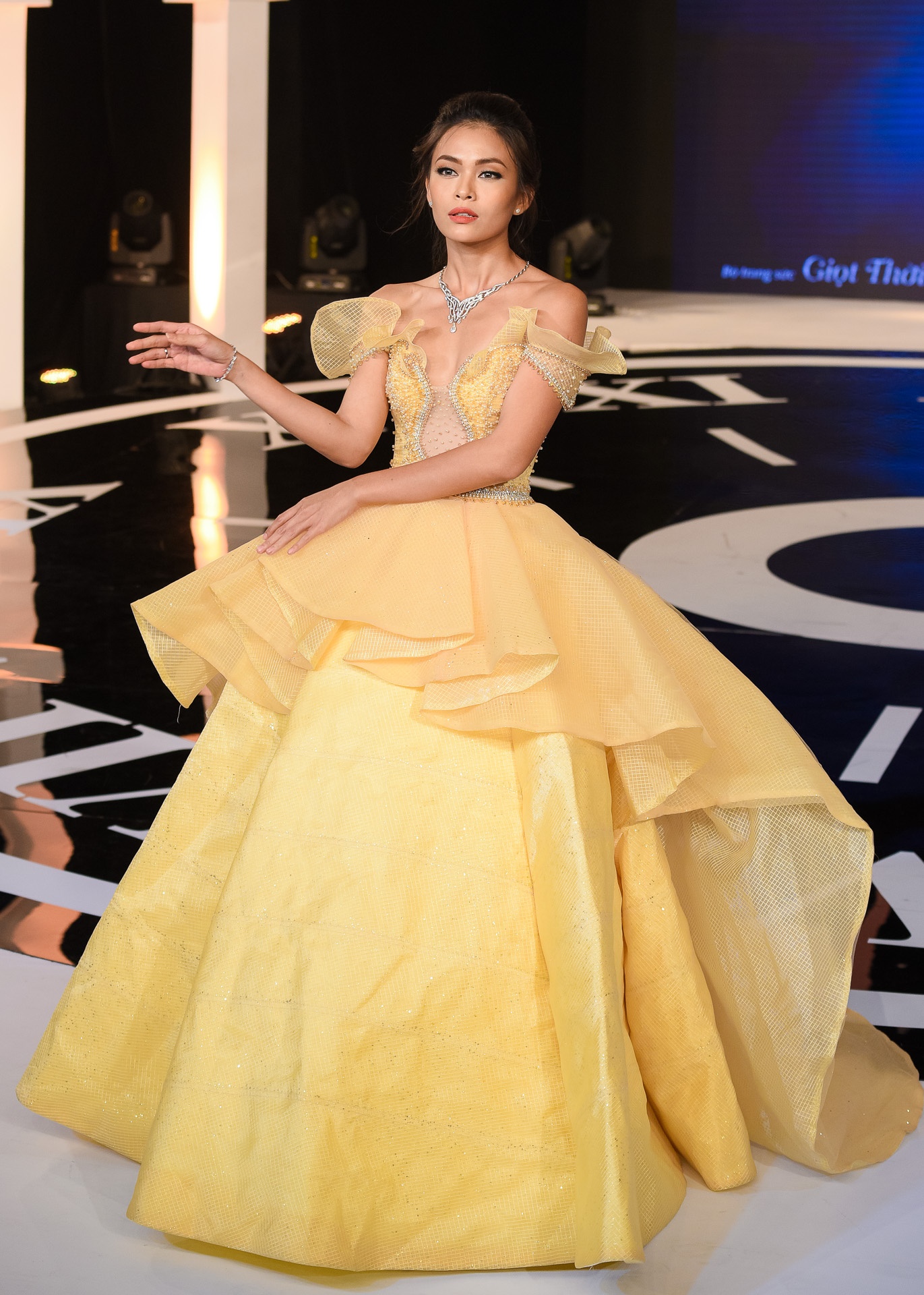 Mau Thuy dien vay cuoi anh 2