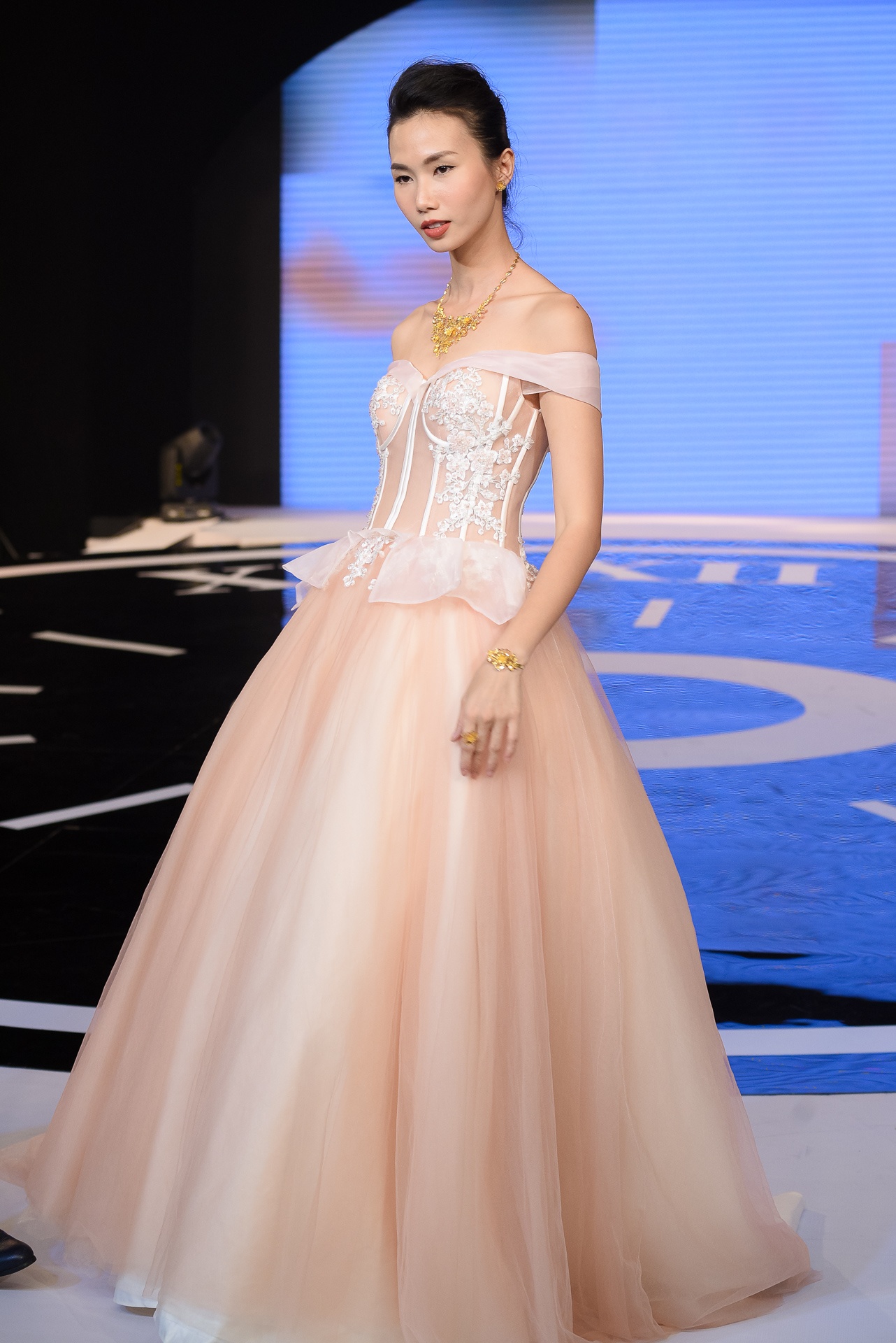 Mau Thuy dien vay cuoi anh 4