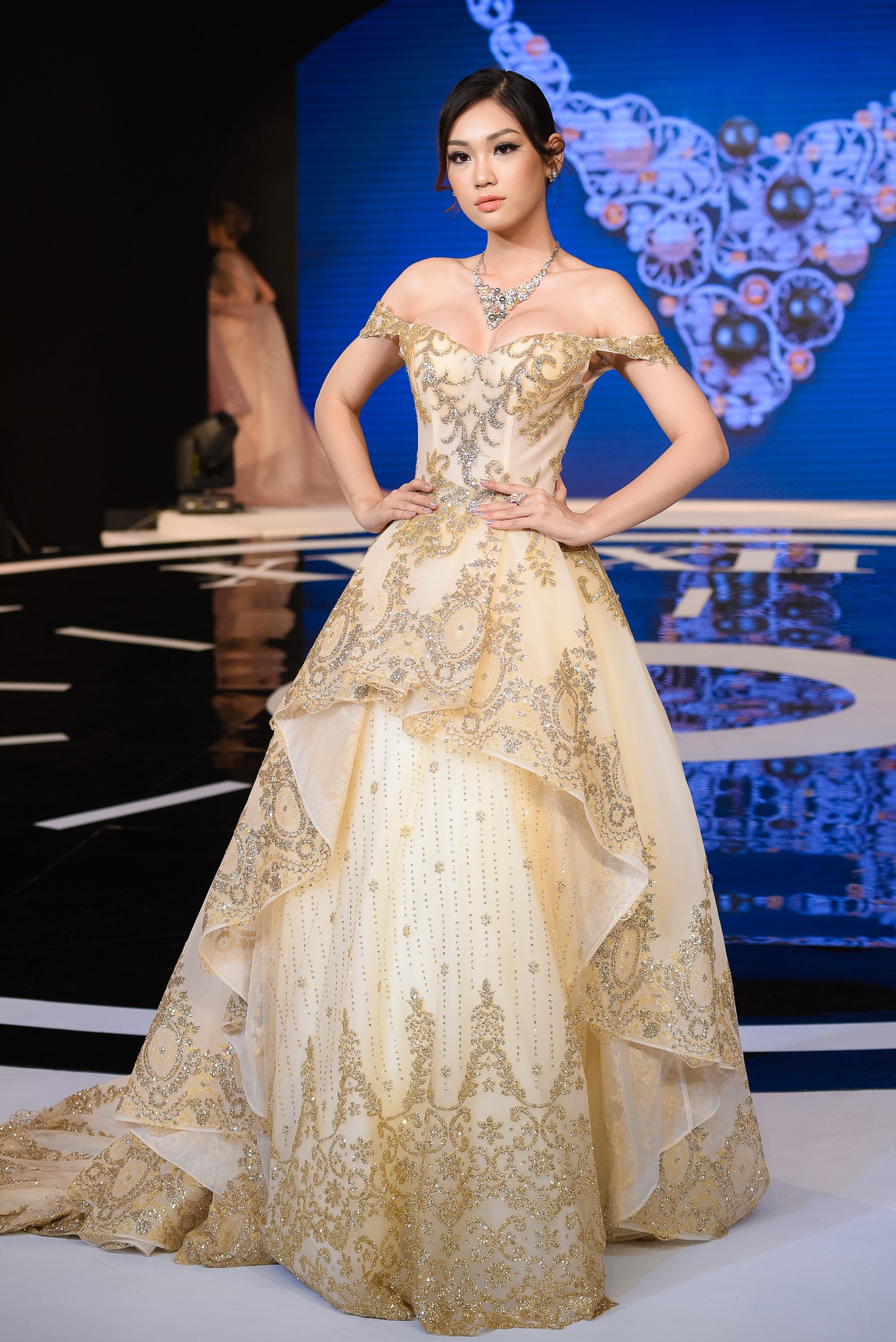 Mau Thuy dien vay cuoi anh 7