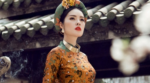 Nha thiet ke tang 200 buc anh ao dai cho Vien bao tang hinh anh