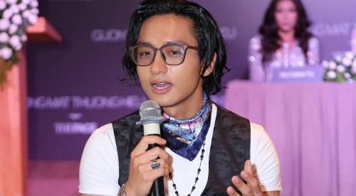 MC Huu Vi ngoi len ban khi dan hop bao The Face hinh anh