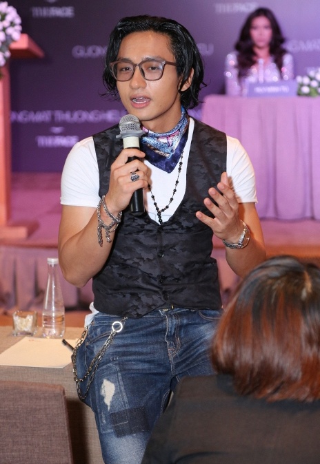 Huu Vi ngoi len ban o hop bao anh 1