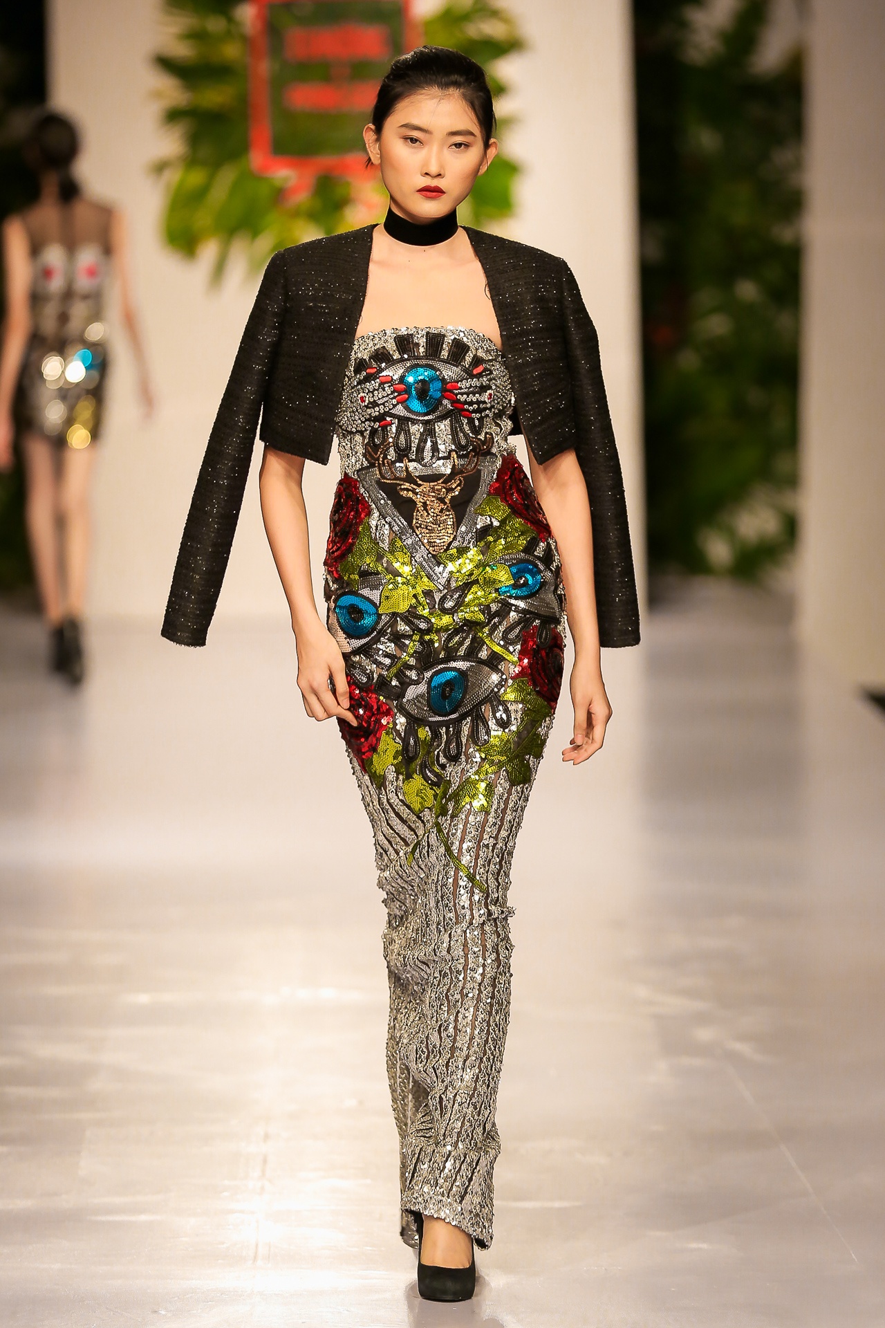 Quynh Chau catwalk khoe chan dai anh 10