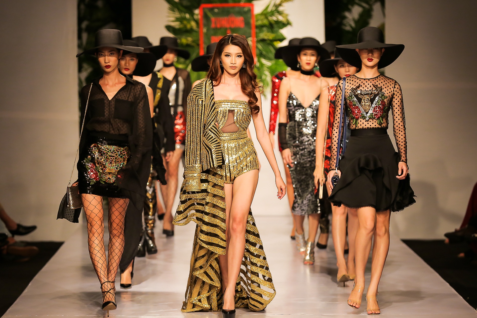 Quynh Chau catwalk khoe chan dai anh 3
