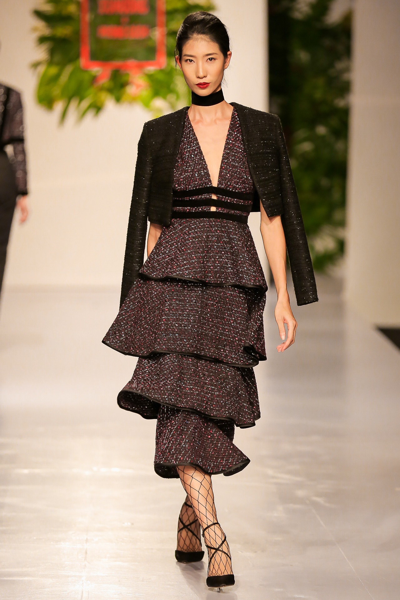 Quynh Chau catwalk khoe chan dai anh 4