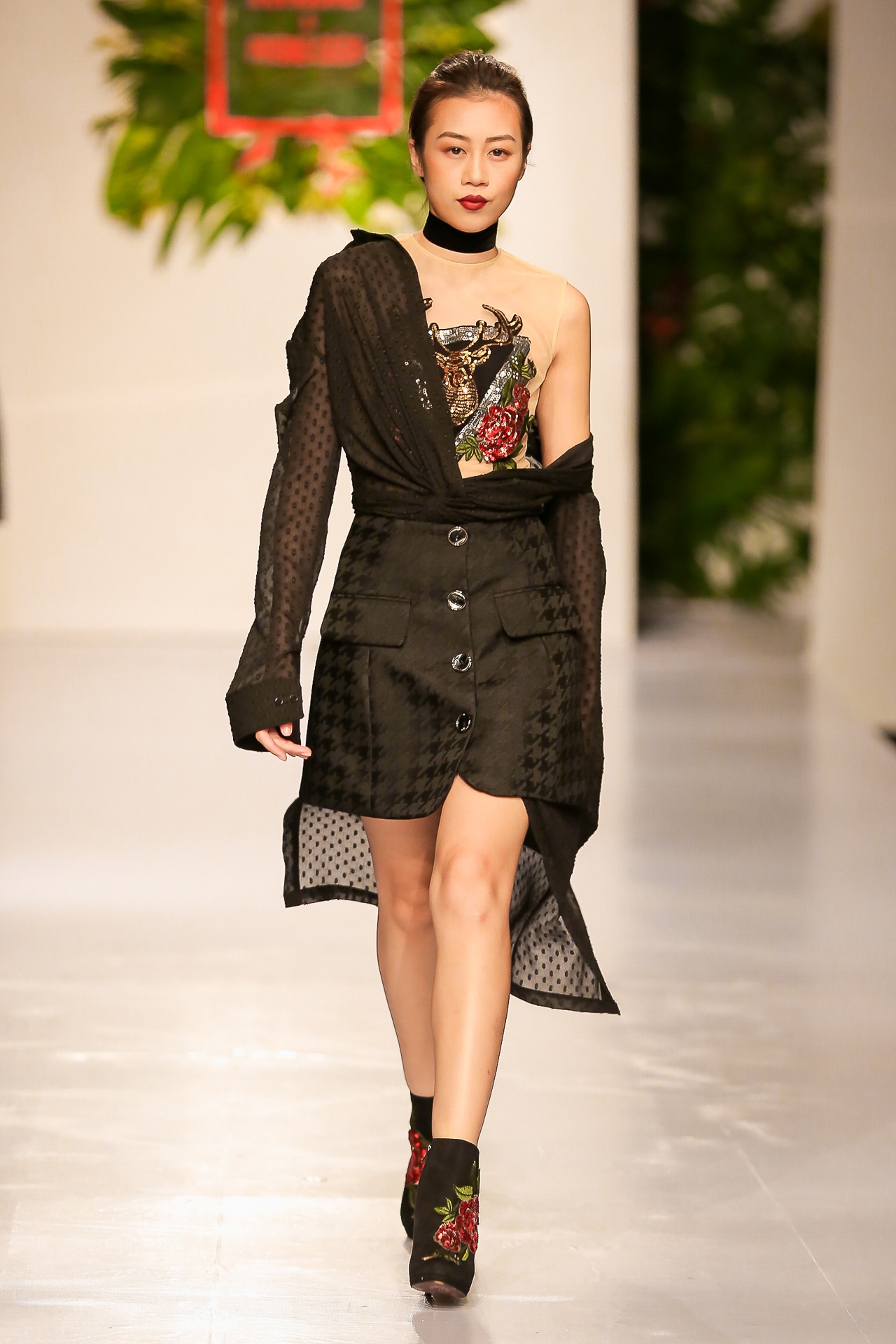 Quynh Chau catwalk khoe chan dai anh 5