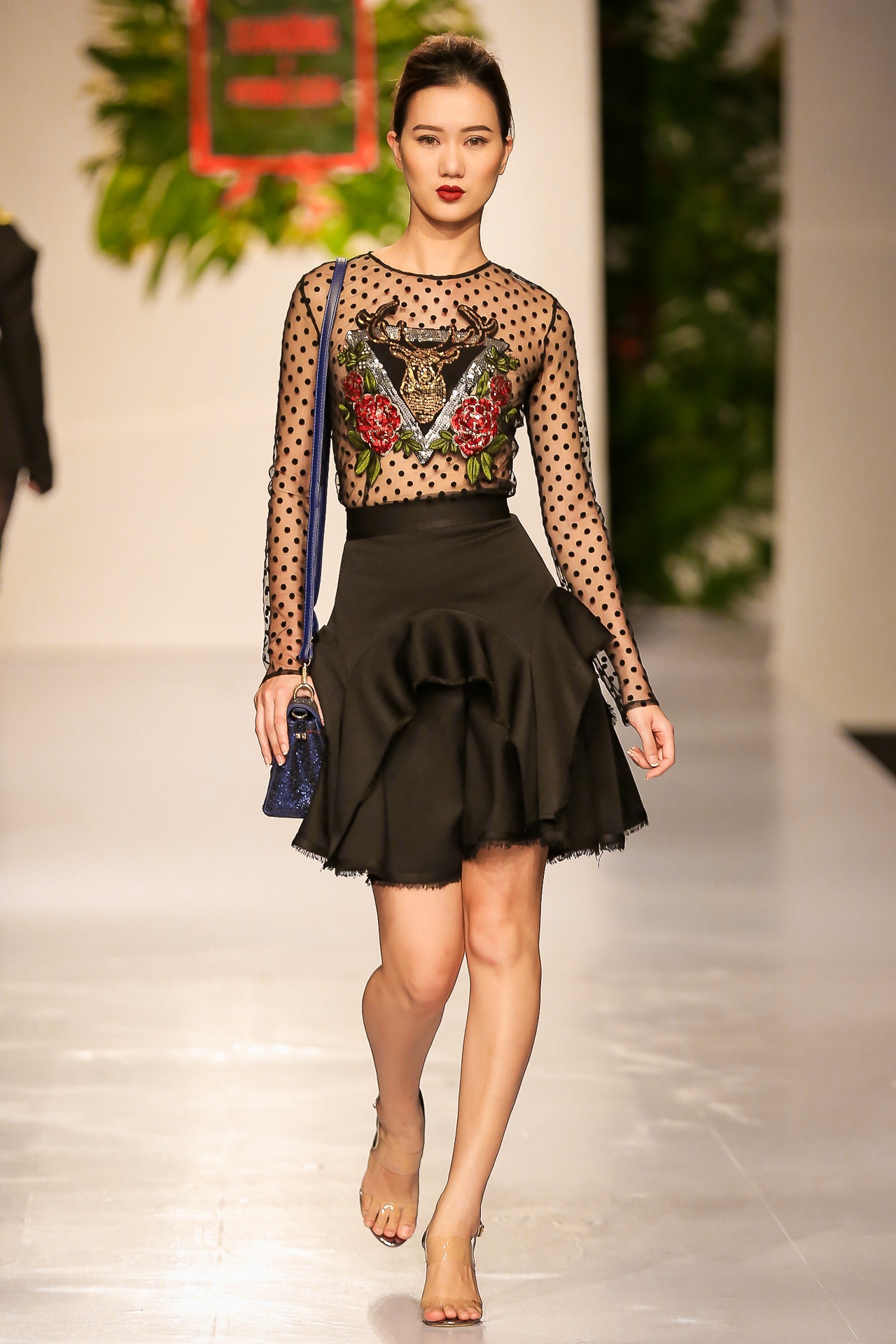 Quynh Chau catwalk khoe chan dai anh 9