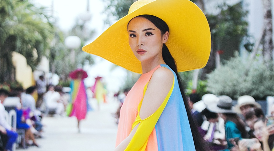 Dan mau Viet ruc ro tren duong bang o show Do Manh Cuong hinh anh