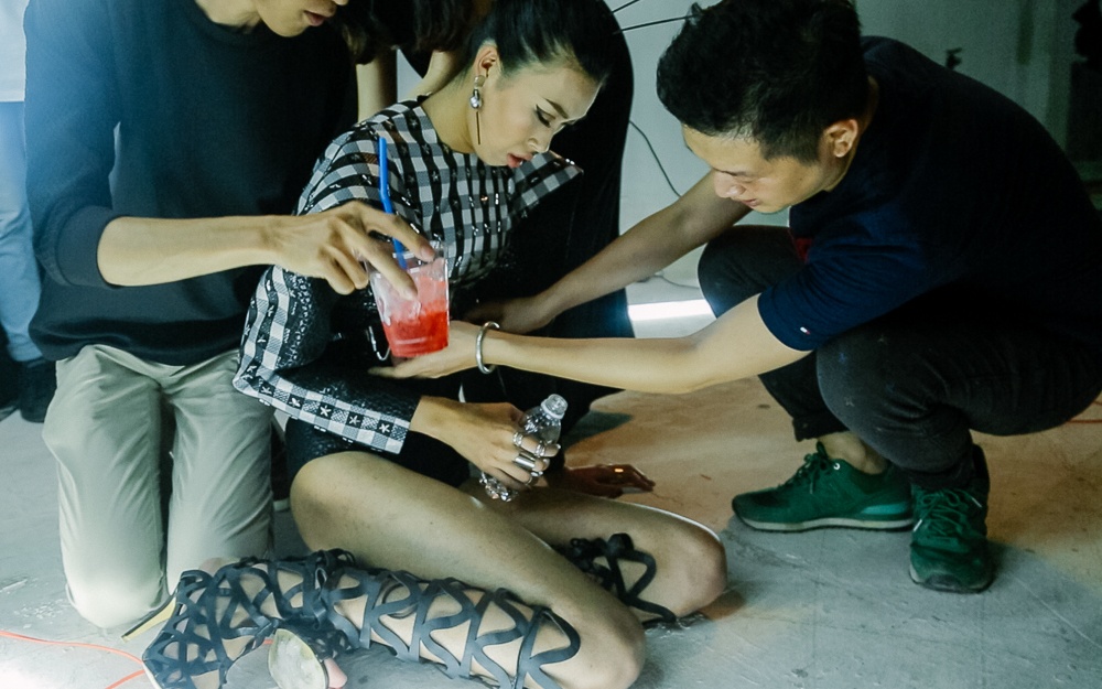 Thi sinh Next Top Model ngat xiu khi chup poster anh 1