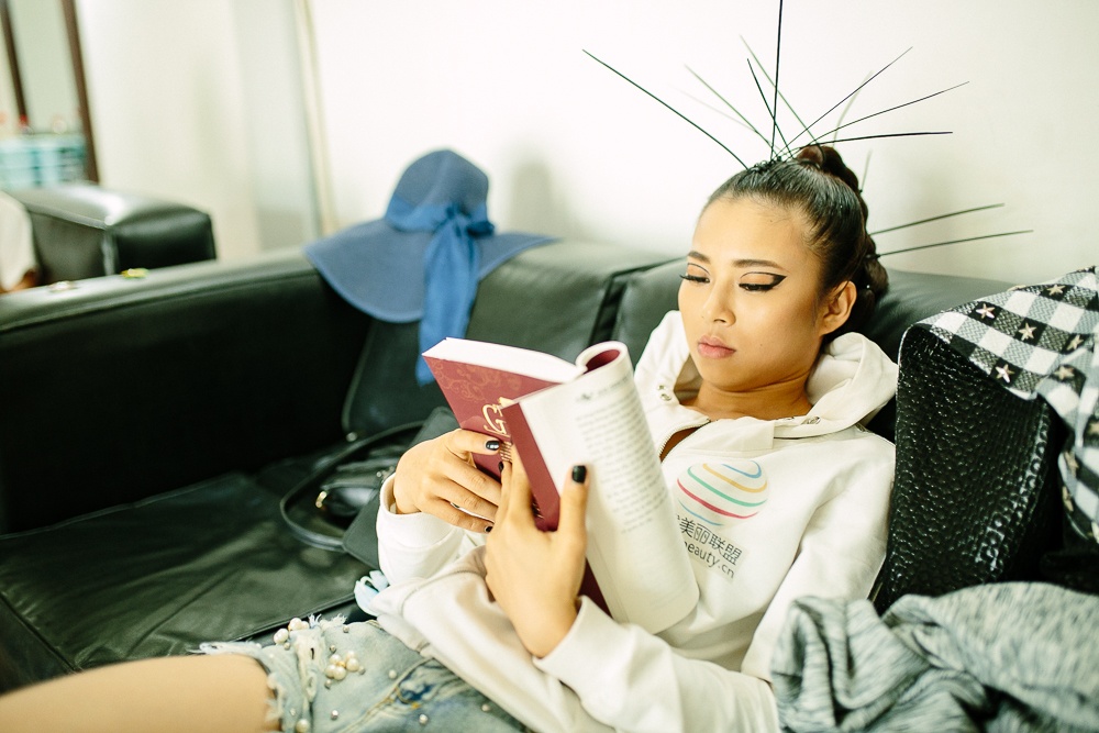 Thi sinh Next Top Model ngat xiu khi chup poster anh 6