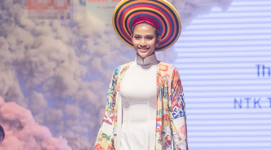 Truong Thi May duyen dang khi trinh dien ao dai hinh anh