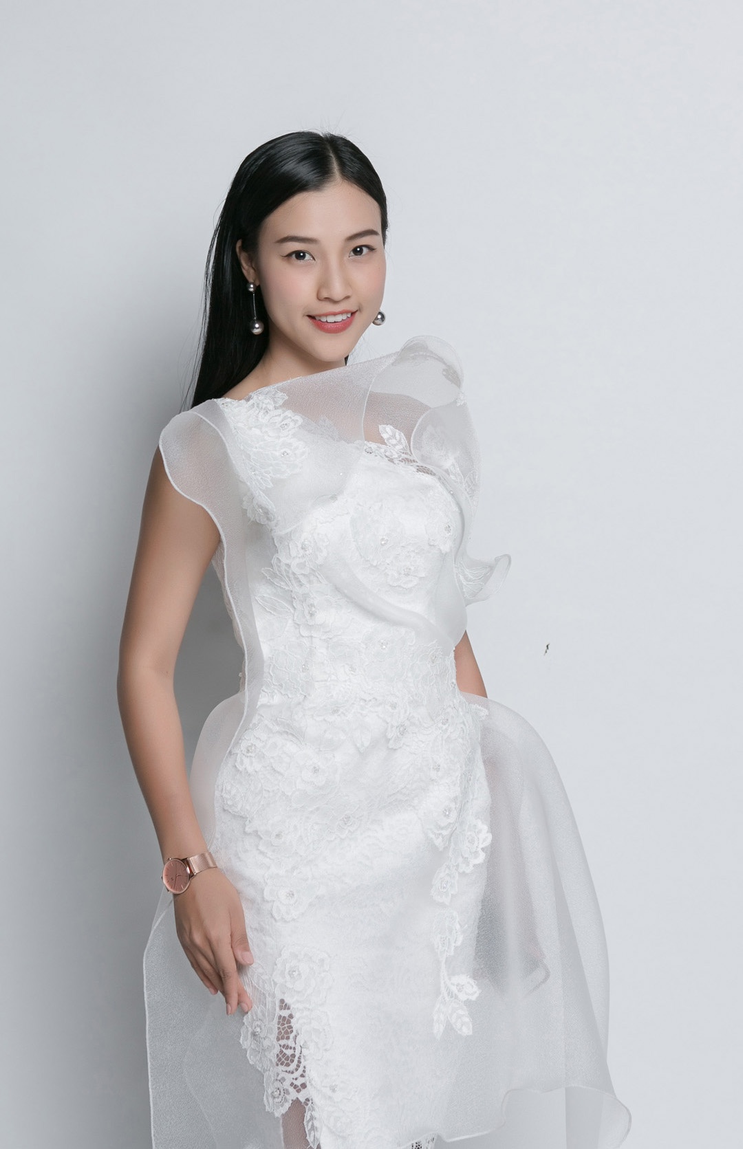 Hoàng Oanh đi sự kiện sau ồn ào chia tay Huỳnh Anh ảnh 2 Hoang Oanh di su kien sau on ao chia tay Huynh Anh anh 2