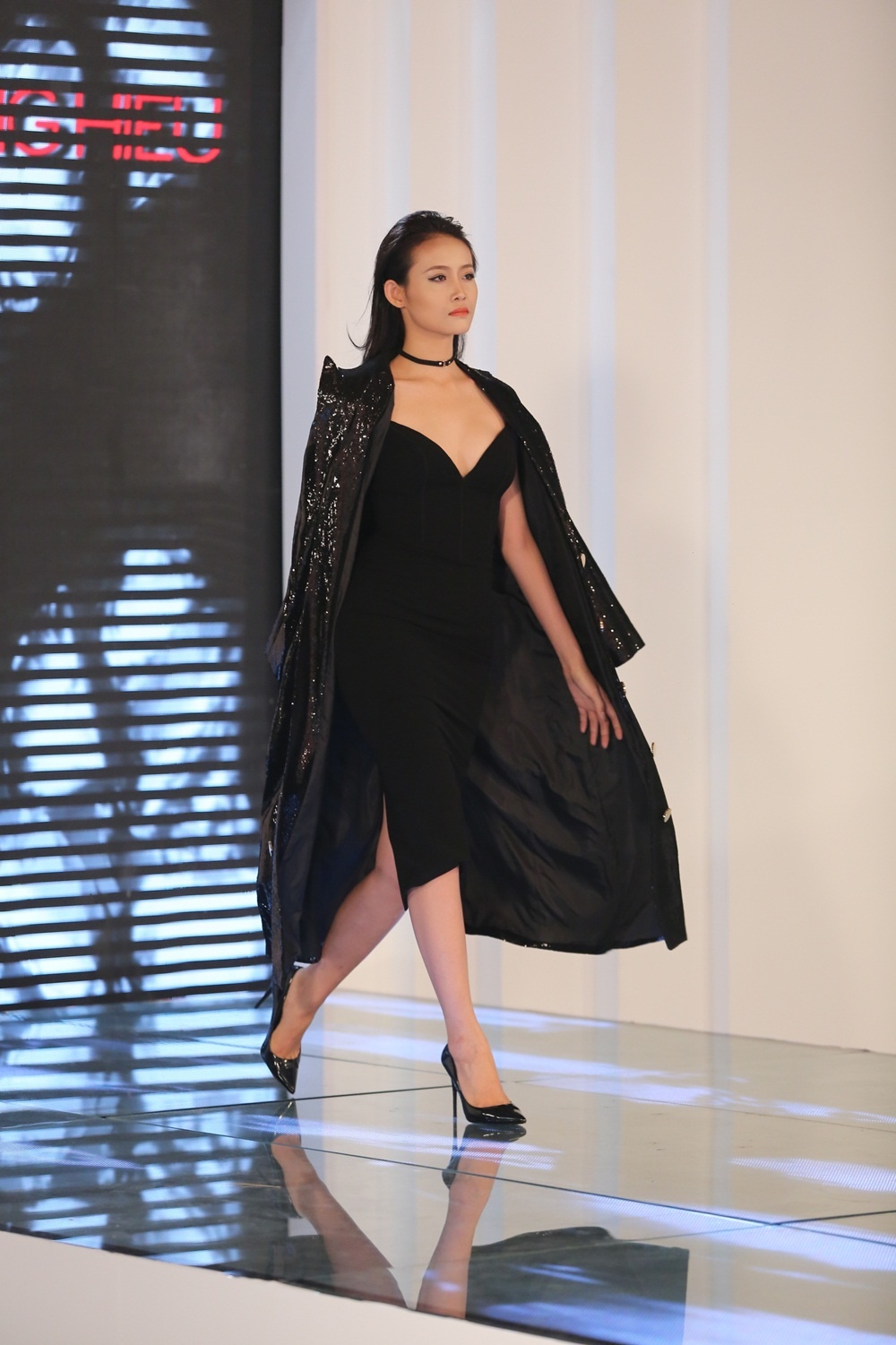 Minh Tu che thi sinh doi ban catwalk nhu dan ong anh 2