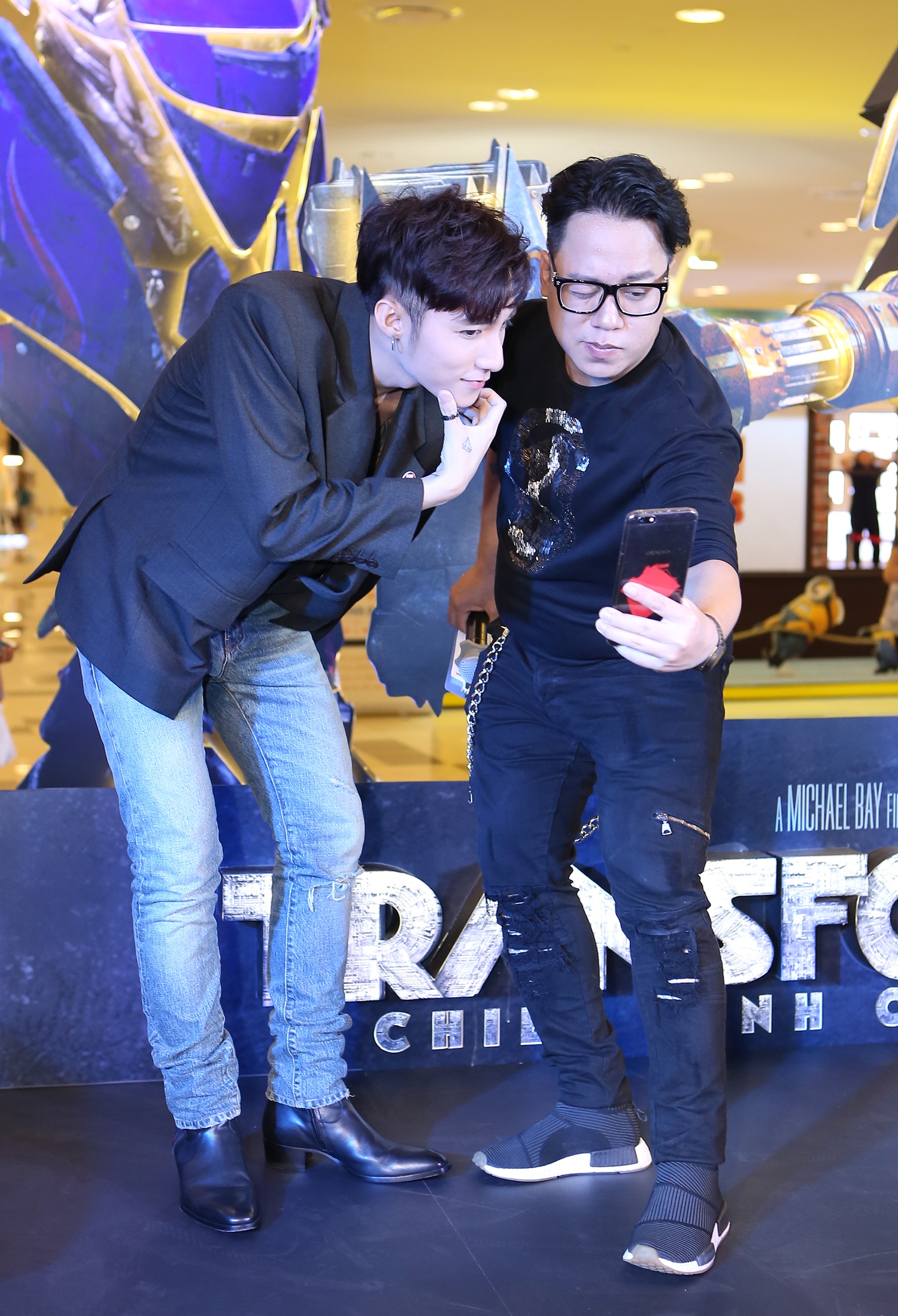 Son Tung M-TP lo hinh xam o su kien anh 3