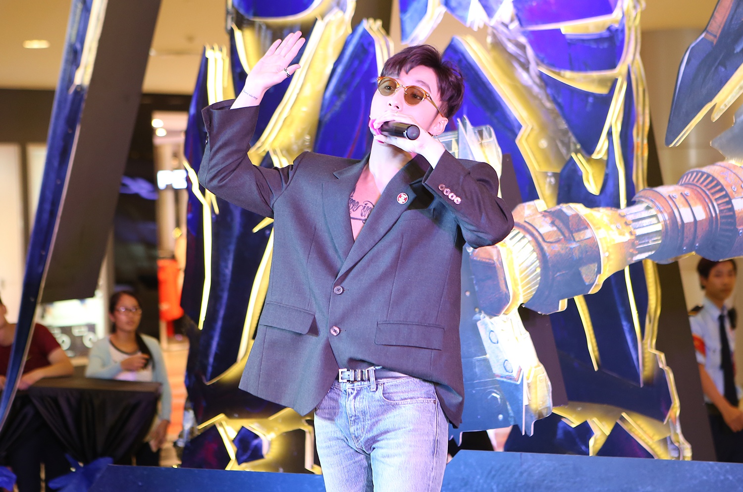 Son Tung M-TP lo hinh xam o su kien anh 4