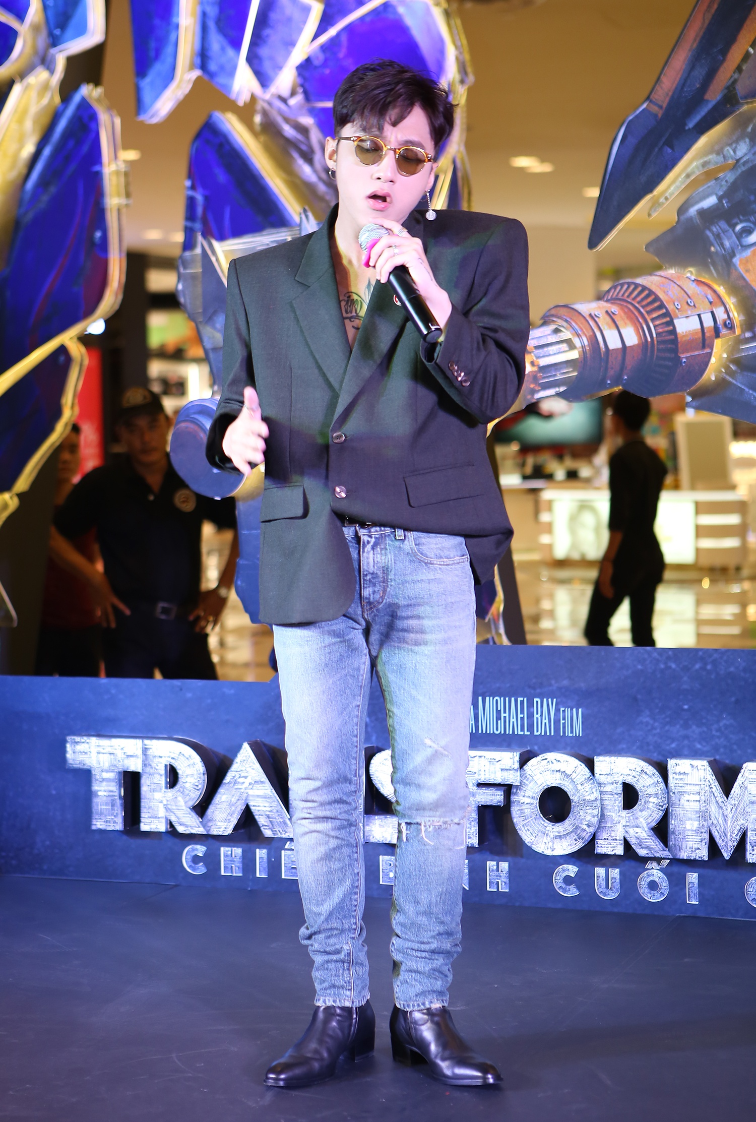 Son Tung M-TP lo hinh xam o su kien anh 5