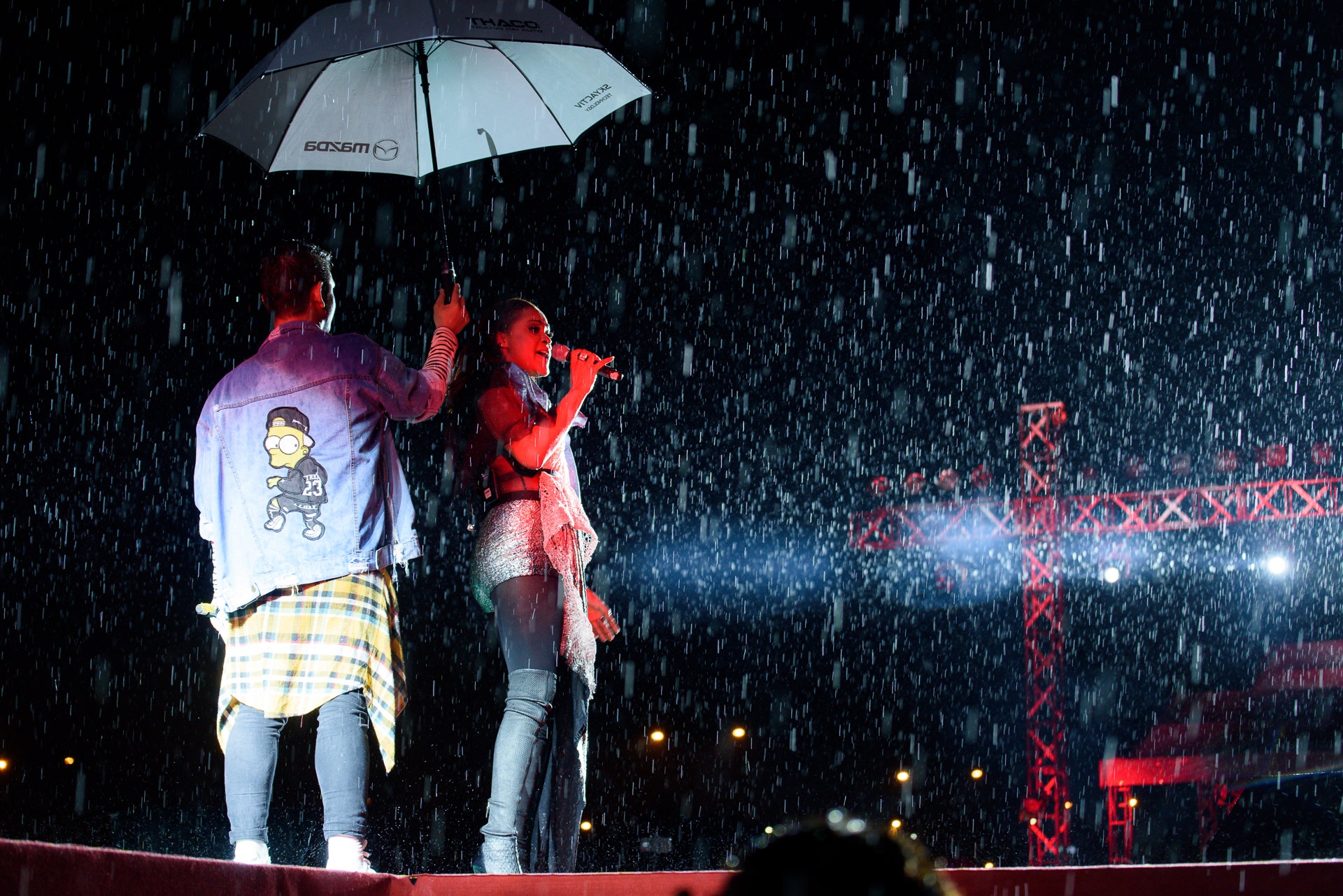 Jessica Jung cam mic 1, 3 ty dong dien duoi mua anh 5