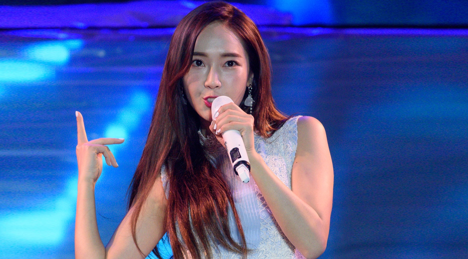 Jessica Jung cam mic 1,3 ty dong dien duoi mua hinh anh