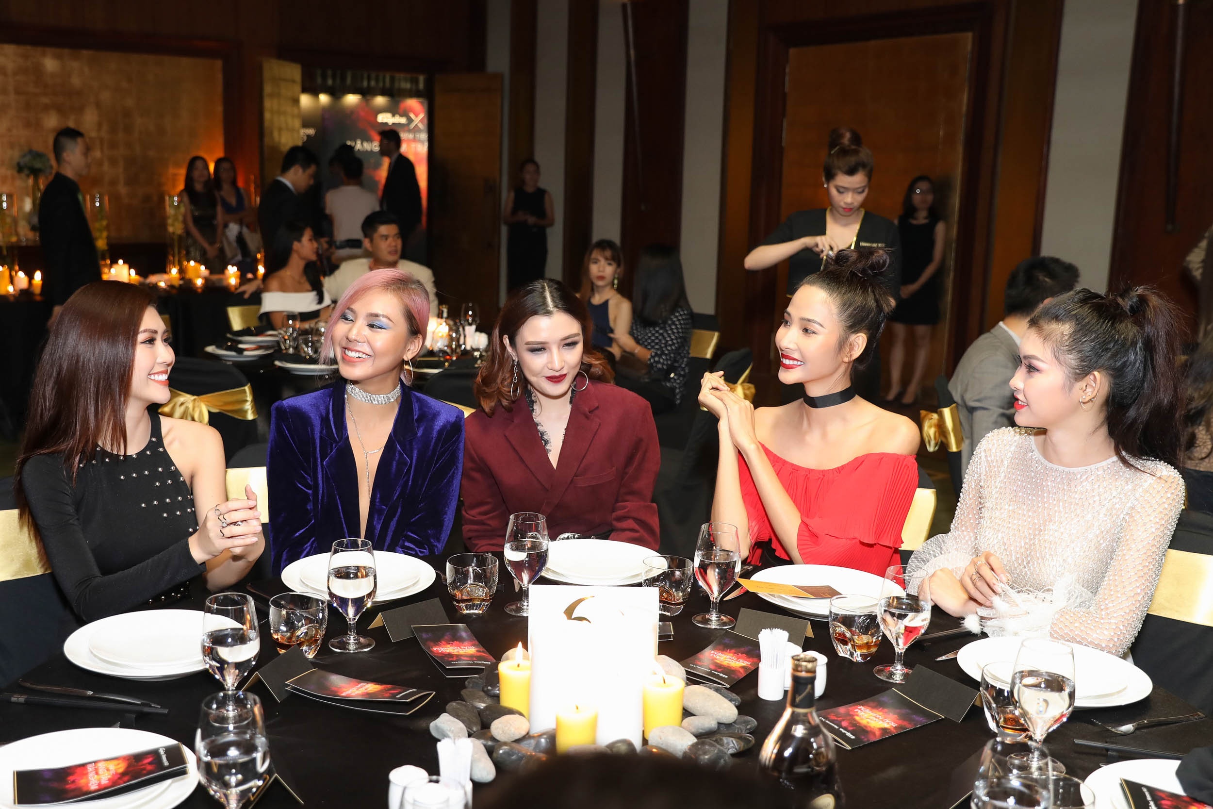 Hoang Thuy dua hoc tro The Face di su kien anh 3