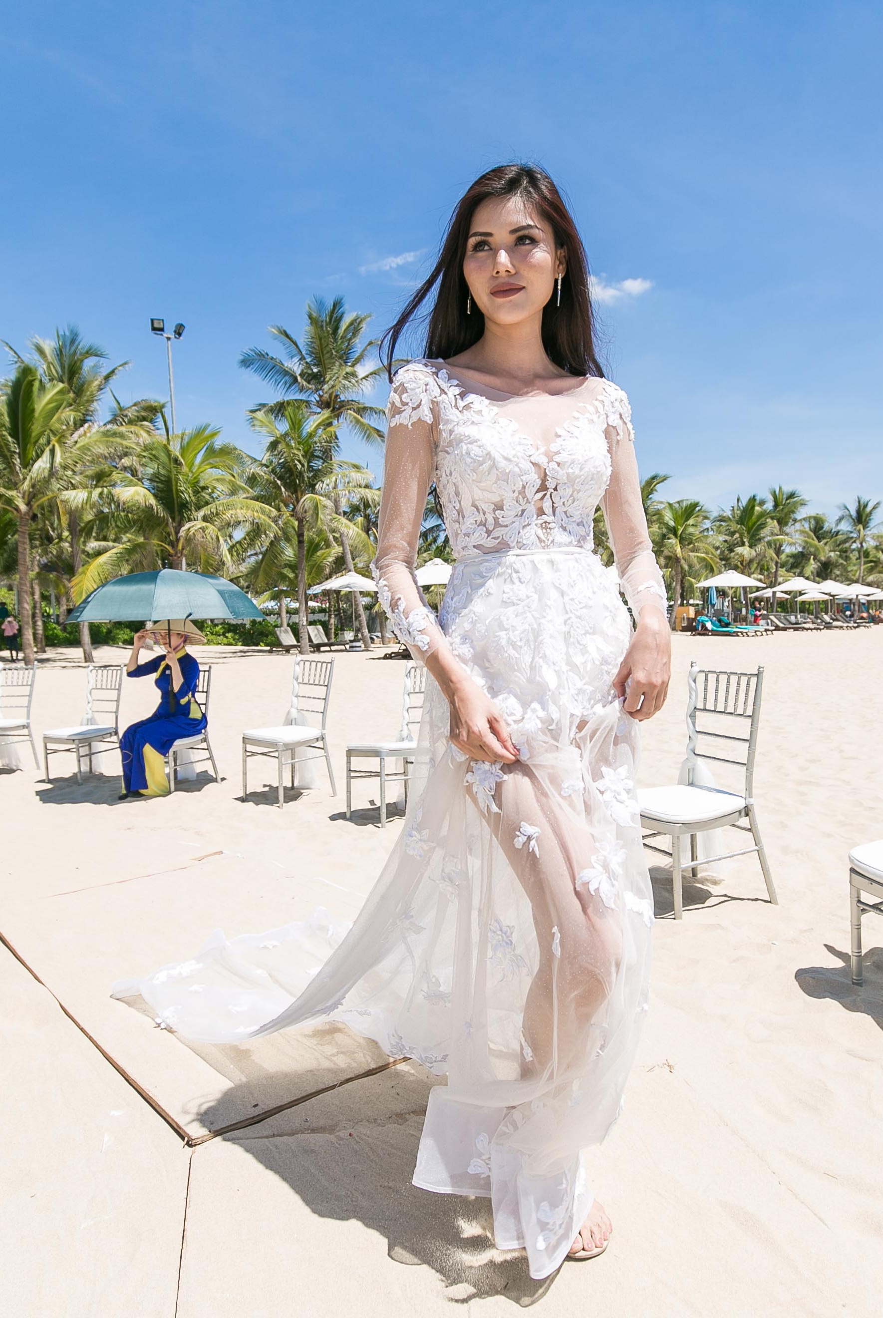 Khanh Ngan trinh dien thoi trang tren bien anh 3