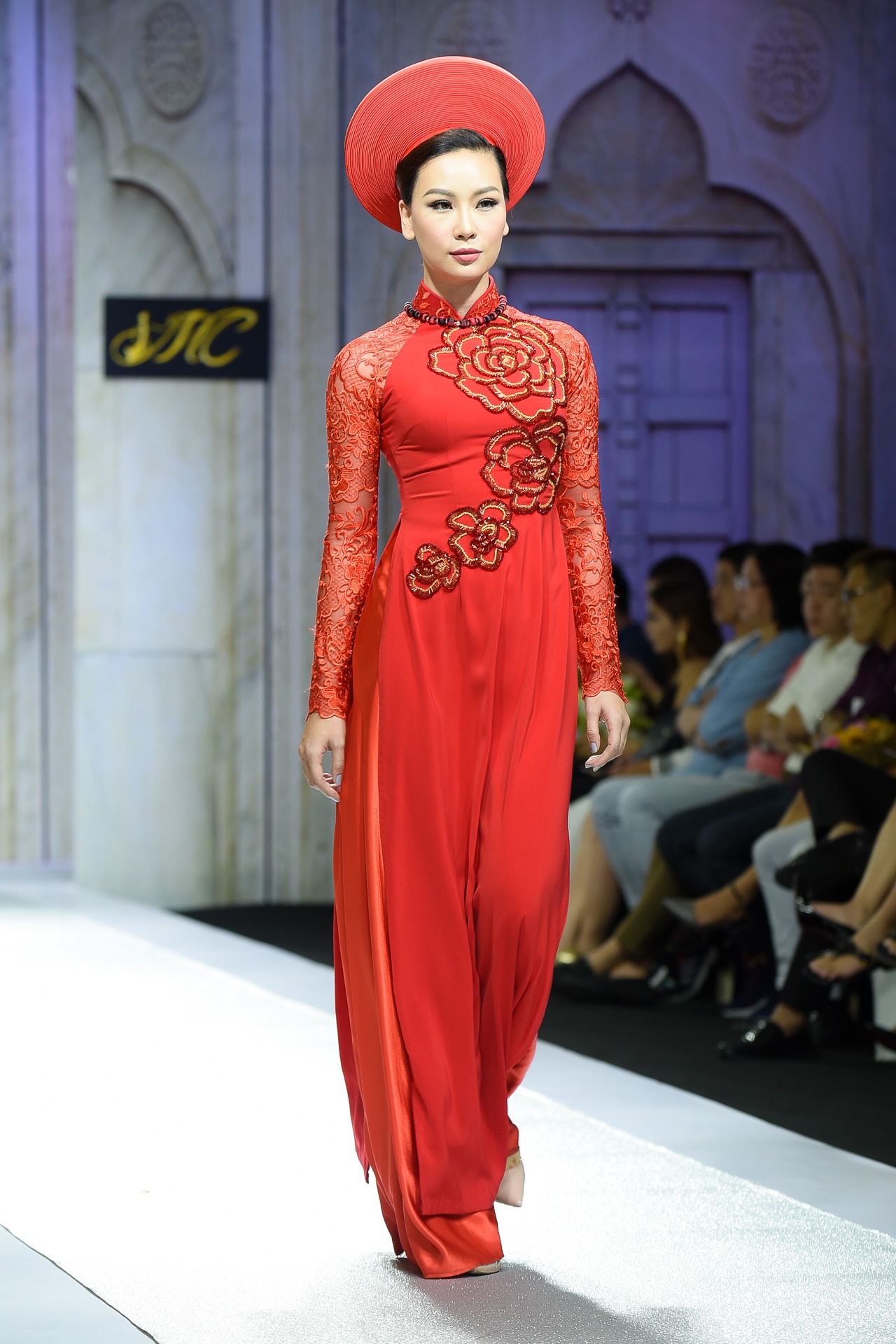 Khánh Ngân diễn thời trang ảnh 1 Khanh Ngan dien thoi trang anh 1