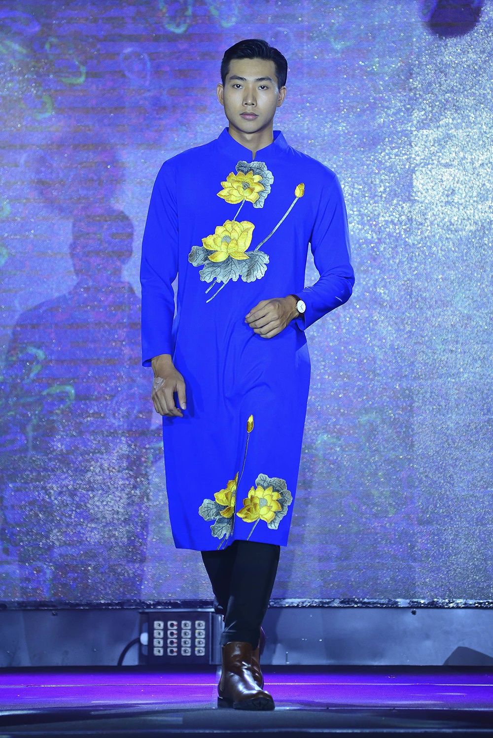 Viet Trinh tai xuat san dien thoi trang anh 11