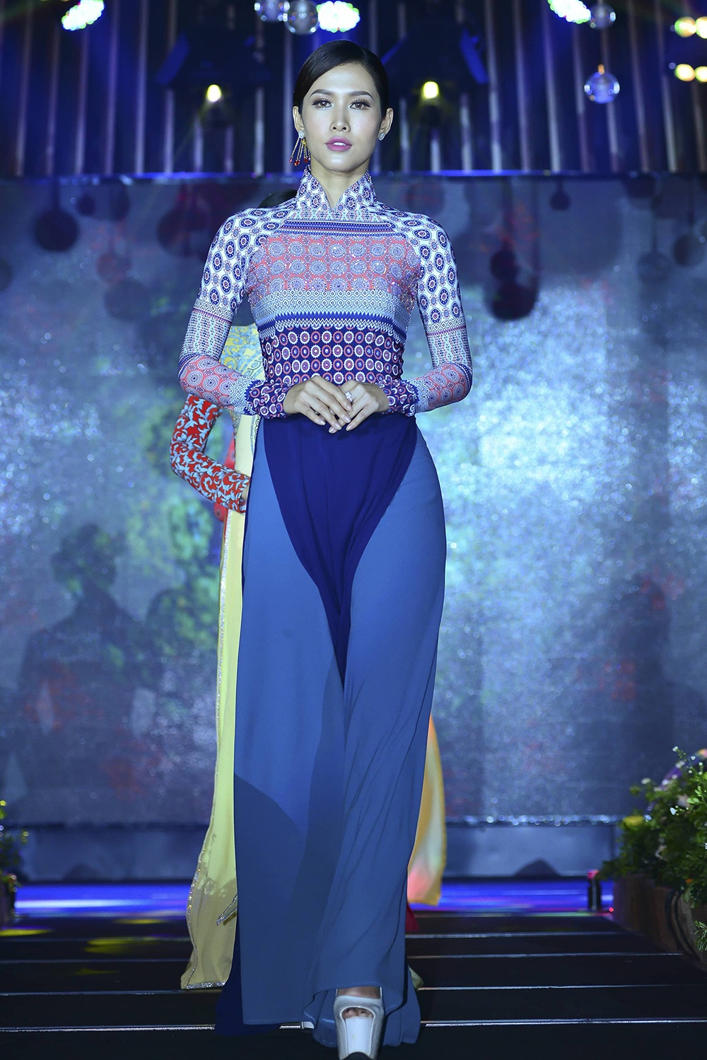 Viet Trinh tai xuat san dien thoi trang anh 4