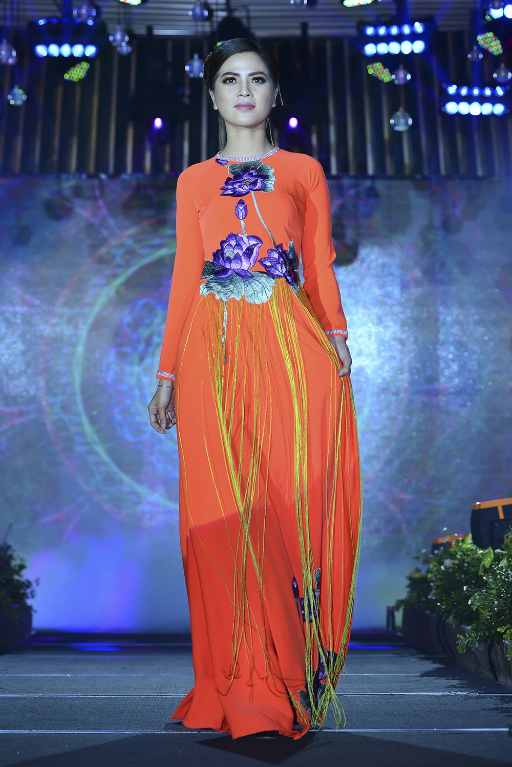 Viet Trinh tai xuat san dien thoi trang anh 7