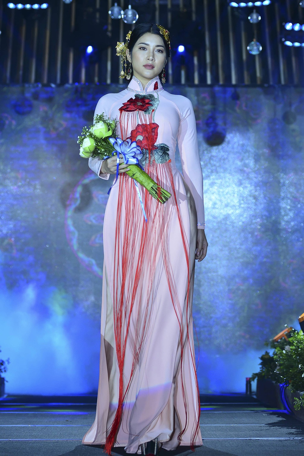 Viet Trinh tai xuat san dien thoi trang anh 8