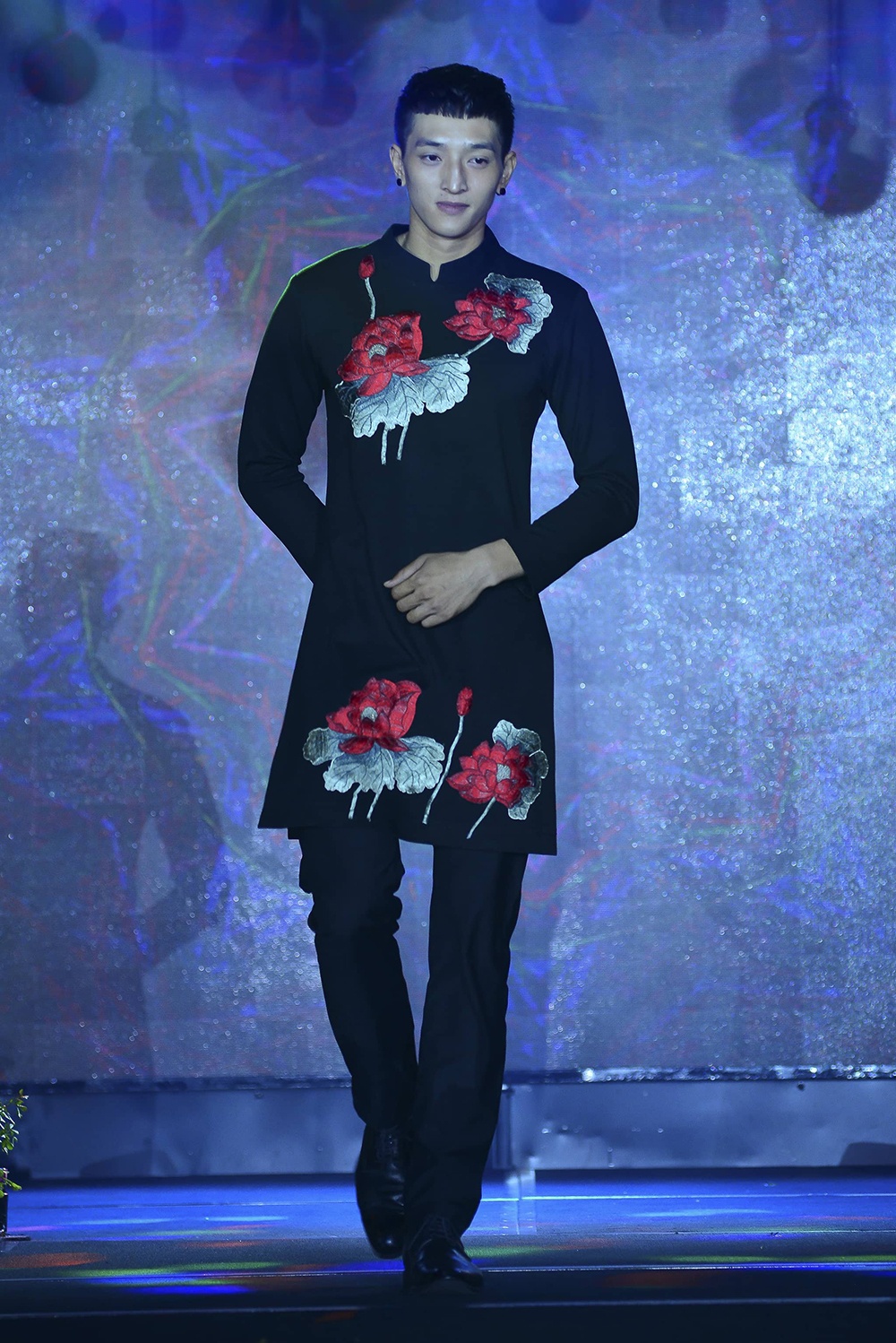 Viet Trinh tai xuat san dien thoi trang anh 10