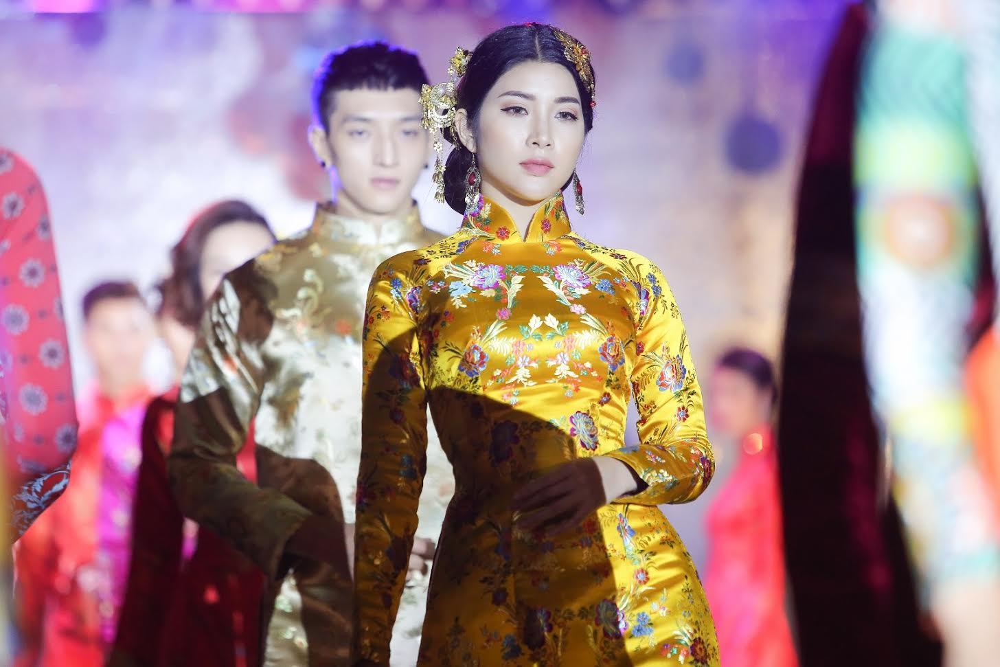 Viet Trinh tai xuat san dien thoi trang anh 5