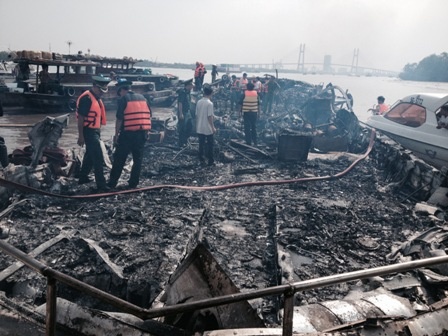 Tàu cánh ngầm Vina Express chở 85 khách cháy ngùn ngụt khi đang chạy