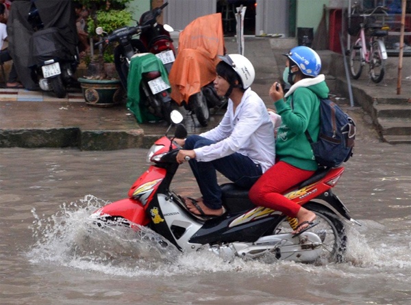 Nam Bo mua lon truoc ky thi dai hoc hinh anh