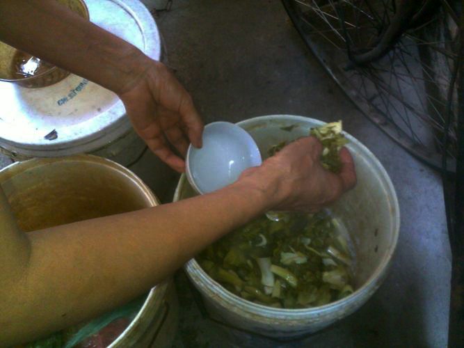 Các nhà khoa học khuyến cáo người dân không nên đựng dưa, cà trong thùng sơn - ảnh TL