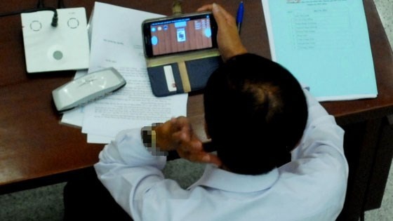 mắt vẫn dán vào màn hình