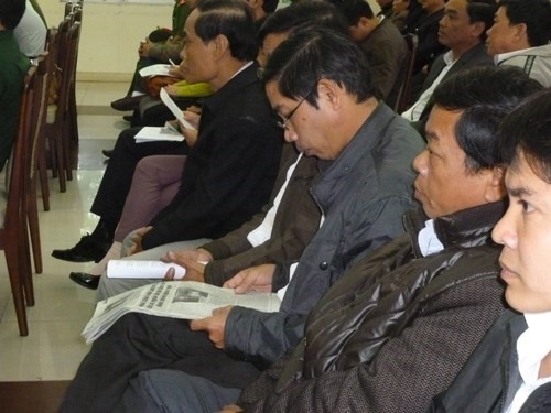 ... đọc báo tại hội nghị, mặc kệ ai báo cáo cứ báo cáo!