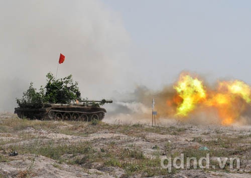 Xe tăng đơn vị H2 (Quân đoàn 4) hiệp đồng cùng bộ binh trong diễn tập