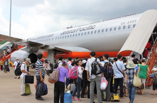 Gan 130 chuyen bay cham trong ngay 16-17/7 hinh anh