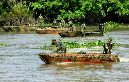 Lực lượng công binh Trung đoàn 550, Quân đoàn 4, đảm bảo ứng cứu khi có sự cố xảy ra trong diễn tập vượt sông