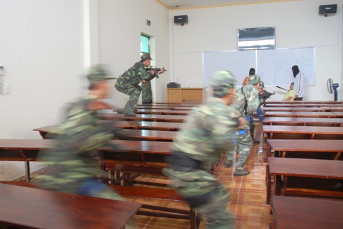 Huấn luyện chống khủng bố, giải thoát con tin. tả cho ảnh