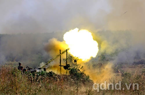 Pháo phòng không nhả đạn trong diễn tập bắn đạn thật