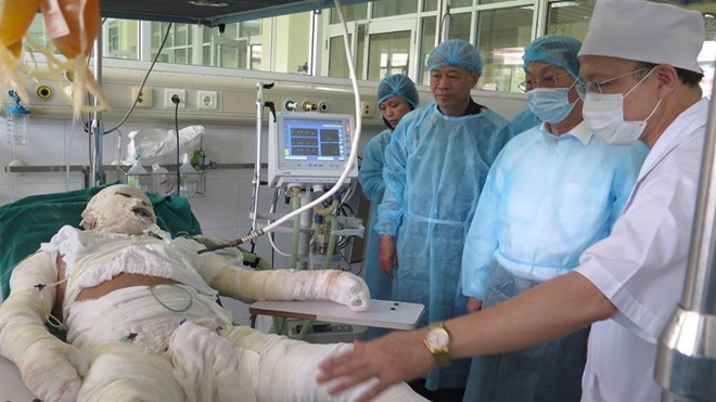 Mot trong ba chien si song sot vu may bay Mi 171 da qua doi hinh anh