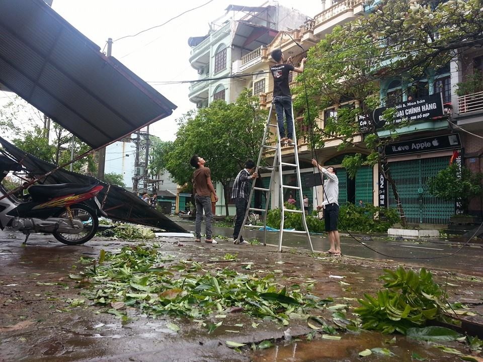 Mot cot anten cua Vinaphone bi bao Than Sam quat do hinh anh