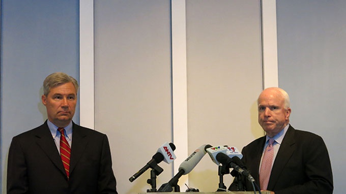 Thượng nghị sĩ Sheldon Whitehouse (trái) và thượng nghị sĩ John McCain tại buổi họp báo