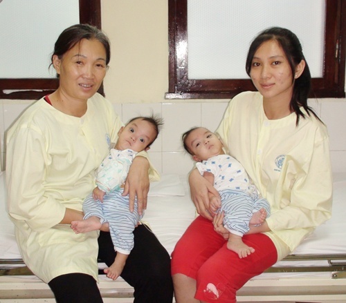 Cap song sinh dinh lien nhau da khoe manh va xuat vien hinh anh