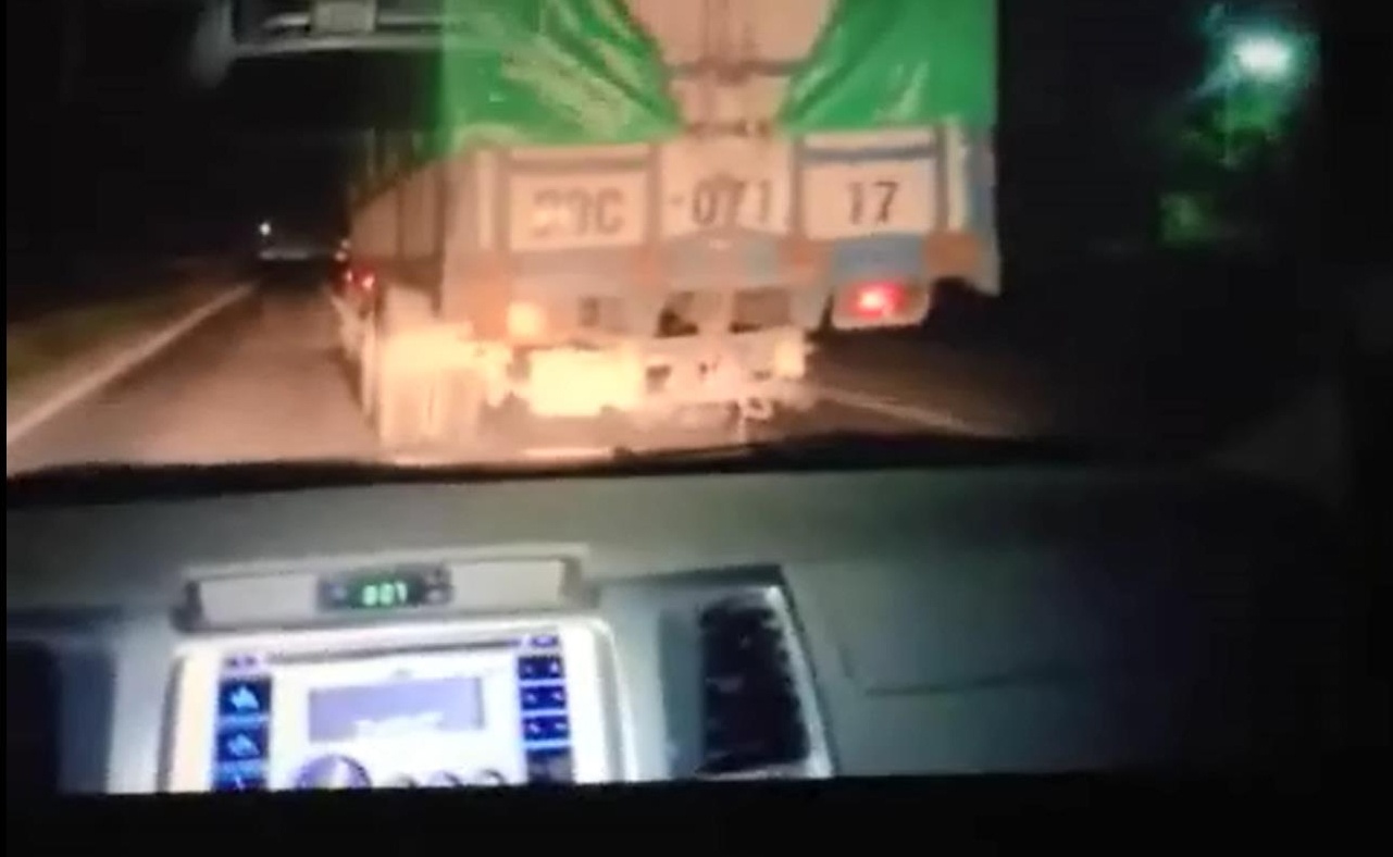 Xe 29C - 07117 chèn xe của Tổ công tác Trạm cân Hải Dương (ảnh chụp từ video clip)