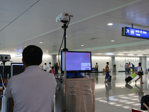 Một hành khách đã uống thuốc hạ sốt trước khi nhập cảnh VN 6 tiếng - ảnh MT