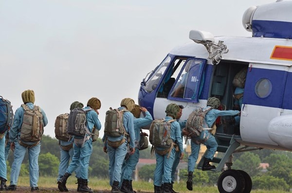 Can canh nhung chien binh tren bau troi bung du cuu nan hinh anh