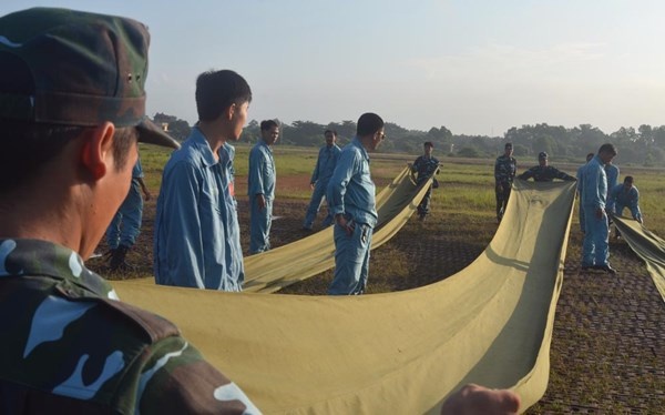 Chuẩn bị cho buổi diễn tập nhảy dù.